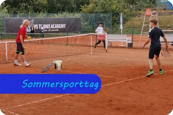Bild mit der Überschrift "Sommersporttag": auf einem Tennisplatz wirft ein Lehrer einem Schüler einen Tennisball zu, damit dieser ihn über das Netz schlägt.