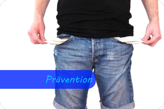Zu sehen ist von der Brust bis zu den Knien der Ausschnitt einer männlichen Person in kurzer Jeanshose mit schwarzem T-Shirt, die mit ihren Händen, die leeren Taschen ausstülpt. Überschrift: Prävention 