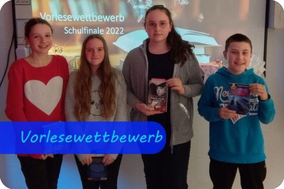 Die Finalistinnen und der spätere Sieger des Vorlesewettbewerbs 2022