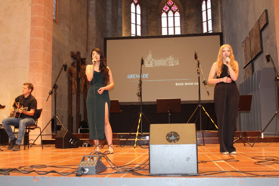 Darbietung der Rock-Band AG