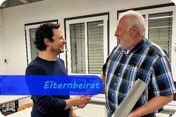 Verabschiedung des langjährigen Elternbeiratsvorsitzenden Zwei Männer stehen einander zugewandt lächelnd gegenüber und schütteln sich die Hand. Der rechte Mann trägt eine Geschenkpackung im Arm. Überschrift: Elternbeirat