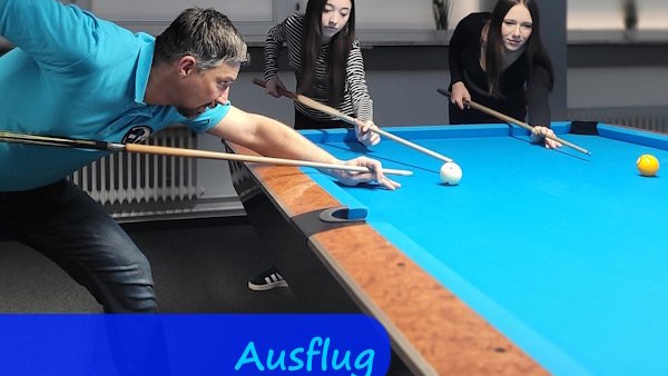 An einem Poolbillardtisch halten ein Mann und zwei Mädchen nach vorne gebeugt jeweils ihren Queue in Richtung der Kugeln, um das Anspielen zu üben.