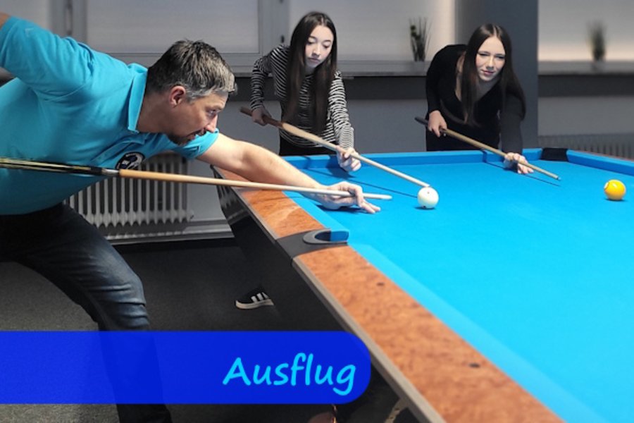 An einem Poolbillardtisch halten ein Mann und zwei Mädchen nach vorne gebeugt jeweils ihren Queue in Richtung der Kugeln, um das Anspielen zu üben.