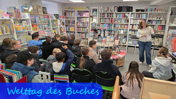 In einer Buchhandlung mit Büchern in den Regalen an den Wänden sitzen Kinder mit dem Rücken zur Kamera auf kleinen Stühlen. Sie hören einer Frau zu, die ein Buch in der Hand hält.