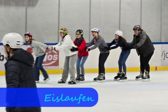 Von links nach rechts laufen Schülerinnen in einer Polonaise mit Schlittschuhen auf dem Eis.