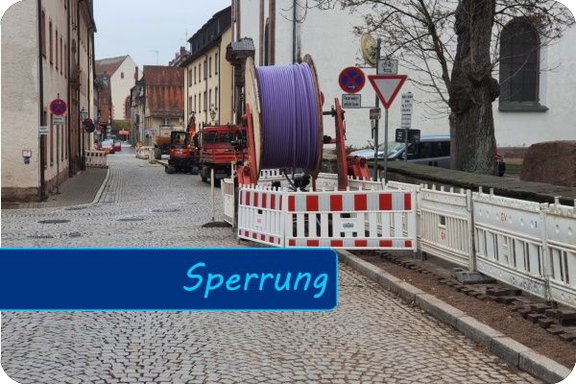 Bild der Kreuzung mit Absperrungen und einer großen Kabeltrommel