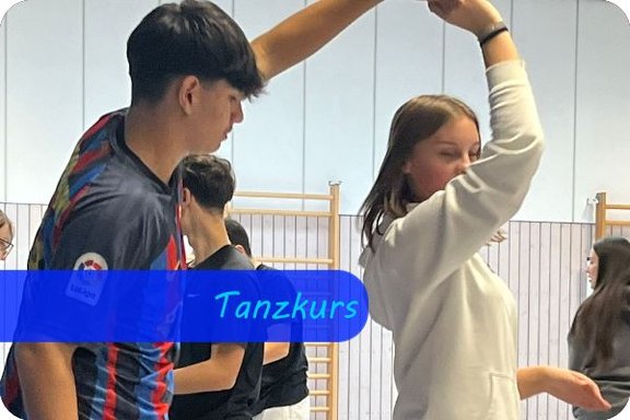 Ein Junge und ein Mädchen tanzen. Der Junge hält die Hand des Mädchens über deren Kopf, so dass diese sich darunter drehen kann.