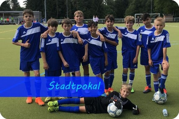 Bild mit der Überschrift Stadtpokal auf dem die Mannschaftsmitglieder der Schulmannschaft in blauen Trikots zu sehen sind.