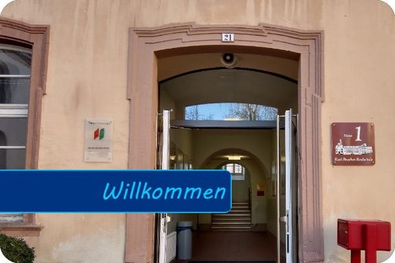 Der geöffnete Haupteingang der Schule.