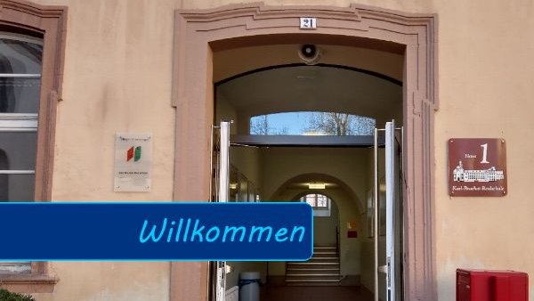 Der geöffnete Haupteingang der Schule.