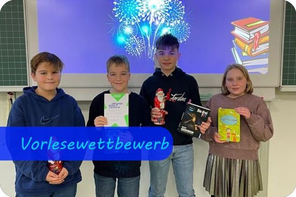 Vor einem blauen Hintergrund mit Abbildungen von Feuerwerk und einem Buchstapel stehen vier Kinder, drei Jungen und ein Mädchen, mit Büchern und Schokonikoläusen in der Hand.