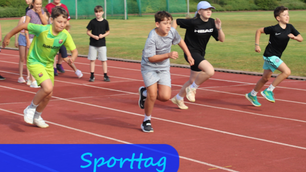 Vier Kinder sprinten auf einer organgen Tartanbahn.