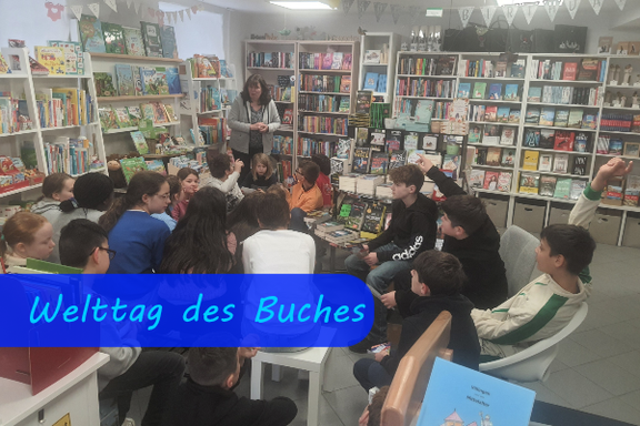 Unsere 5er löchern Frau Hauser in der Buchhaltestelle mit Fragen. In einem Raum voller Bücherregale sitzen Kinder im Halbkreis auf Hockern vor einer Frau. Die Kinder heben zum Teil die Arme. Die Frau beantwortet Fragen.