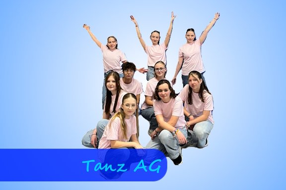 Ein Junge und acht Mädchen posen für das Foto. Dabei hocken fünf Personen und drei Mädchen stehen im Hintergrund uns Strecken die Arme nach oben und zur Seite. Alle tragen helle Jeans und hellrosa T-Shirts.